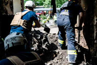 Kharkiv, Ukrayna, 01 Haziran 2024 İtfaiyeciler ve Acil Servis Kharkiv 'deki yıkılmış binaya müdahale etti, Rus ordusu sivil hedefleri bombaladı, yedi kişi öldü.