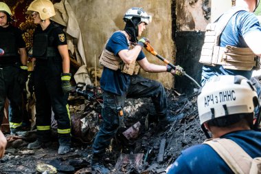 Kharkiv, Ukrayna, 01 Haziran 2024 İtfaiyeciler ve Acil Servis Kharkiv 'deki yıkılmış binaya müdahale etti, Rus ordusu sivil hedefleri bombaladı, yedi kişi öldü.