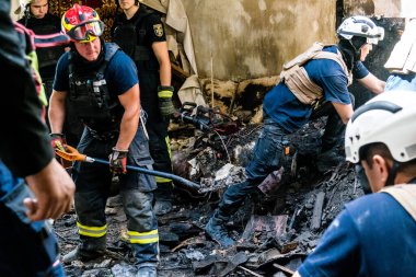 Kharkiv, Ukrayna, 01 Haziran 2024 İtfaiyeciler ve Acil Servis Kharkiv 'deki yıkılmış binaya müdahale etti, Rus ordusu sivil hedefleri bombaladı, yedi kişi öldü.