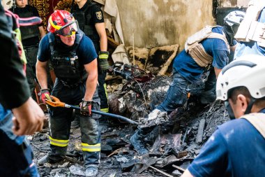 Kharkiv, Ukrayna, 01 Haziran 2024 İtfaiyeciler ve Acil Servis Kharkiv 'deki yıkılmış binaya müdahale etti, Rus ordusu sivil hedefleri bombaladı, yedi kişi öldü.