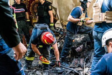 Kharkiv, Ukrayna, 01 Haziran 2024 İtfaiyeciler ve Acil Servis Kharkiv 'deki yıkılmış binaya müdahale etti, Rus ordusu sivil hedefleri bombaladı, yedi kişi öldü.