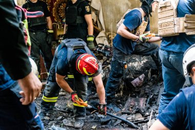 Kharkiv, Ukrayna, 01 Haziran 2024 İtfaiyeciler ve Acil Servis Kharkiv 'deki yıkılmış binaya müdahale etti, Rus ordusu sivil hedefleri bombaladı, yedi kişi öldü.