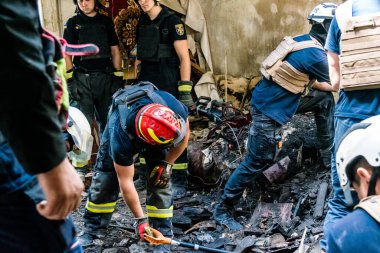Kharkiv, Ukrayna, 01 Haziran 2024 İtfaiyeciler ve Acil Servis Kharkiv 'deki yıkılmış binaya müdahale etti, Rus ordusu sivil hedefleri bombaladı, yedi kişi öldü.