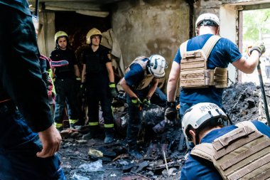 Kharkiv, Ukrayna, 01 Haziran 2024 İtfaiyeciler ve Acil Servis Kharkiv 'deki yıkılmış binaya müdahale etti, Rus ordusu sivil hedefleri bombaladı, yedi kişi öldü.