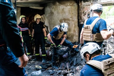 Kharkiv, Ukrayna, 01 Haziran 2024 İtfaiyeciler ve Acil Servis Kharkiv 'deki yıkılmış binaya müdahale etti, Rus ordusu sivil hedefleri bombaladı, yedi kişi öldü.