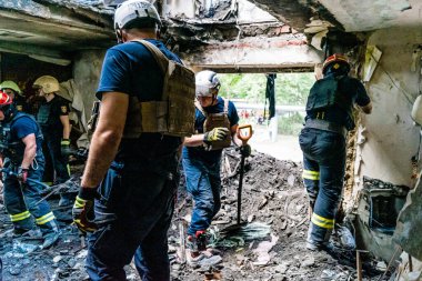Kharkiv, Ukrayna, 01 Haziran 2024 İtfaiyeciler ve Acil Servis Kharkiv 'deki yıkılmış binaya müdahale etti, Rus ordusu sivil hedefleri bombaladı, yedi kişi öldü.