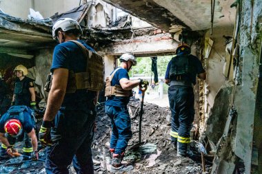 Kharkiv, Ukrayna, 01 Haziran 2024 İtfaiyeciler ve Acil Servis Kharkiv 'deki yıkılmış binaya müdahale etti, Rus ordusu sivil hedefleri bombaladı, yedi kişi öldü.