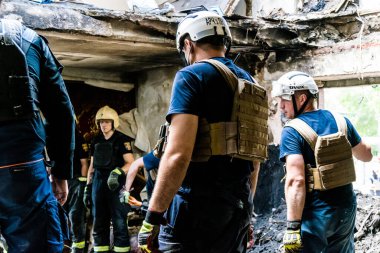 Kharkiv, Ukrayna, 01 Haziran 2024 İtfaiyeciler ve Acil Servis Kharkiv 'deki yıkılmış binaya müdahale etti, Rus ordusu sivil hedefleri bombaladı, yedi kişi öldü.