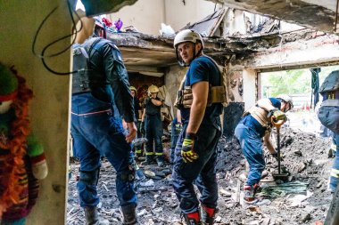 Kharkiv, Ukrayna, 01 Haziran 2024 İtfaiyeciler ve Acil Servis Kharkiv 'deki yıkılmış binaya müdahale etti, Rus ordusu sivil hedefleri bombaladı, yedi kişi öldü.