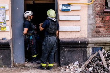Kharkiv, Ukrayna, 01 Haziran 2024 İtfaiyeciler ve Acil Servis Kharkiv 'deki yıkılmış binaya müdahale etti, Rus ordusu sivil hedefleri bombaladı, yedi kişi öldü.