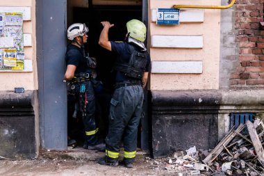 Kharkiv, Ukrayna, 01 Haziran 2024 İtfaiyeciler ve Acil Servis Kharkiv 'deki yıkılmış binaya müdahale etti, Rus ordusu sivil hedefleri bombaladı, yedi kişi öldü.