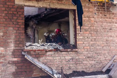 Kharkiv, Ukrayna, 01 Haziran 2024 İtfaiyeciler ve Acil Servis Kharkiv 'deki yıkılmış binaya müdahale etti, Rus ordusu sivil hedefleri bombaladı, yedi kişi öldü.