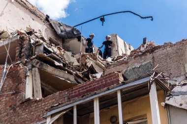 Kharkiv, Ukrayna, 01 Haziran 2024 İtfaiyeciler ve Acil Servis Kharkiv 'deki yıkılmış binaya müdahale etti, Rus ordusu sivil hedefleri bombaladı, yedi kişi öldü.