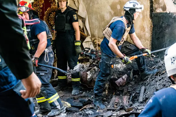 Kharkiv, Ukrayna, 01 Haziran 2024 İtfaiyeciler ve Acil Servis Kharkiv 'deki yıkılmış binaya müdahale etti, Rus ordusu sivil hedefleri bombaladı, yedi kişi öldü.