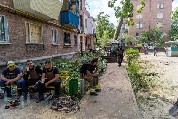 Kharkiv, Ukrayna, 01 Haziran 2024 İtfaiyeciler ve acil durum ekipleri Kharkiv 'de yıkılmış bir binanın yakınında dinleniyorlar.