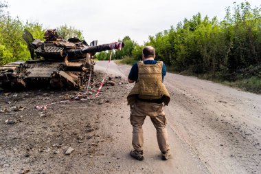 Kharkiv, Ukrayna 'nın ön cephesinde, 2 Haziran 2024' te Nicolas Cleuet adlı bu fevkalade Fransız gazeteci, Kharkiv 'in kuzeyindeki Rus taarruz sırasında imha edilen bir Rus saldırı tankını fotoğraflıyor.