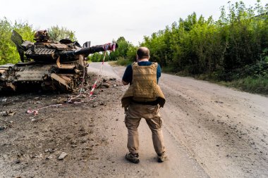 Kharkiv, Ukrayna 'nın ön cephesinde, 2 Haziran 2024' te Nicolas Cleuet adlı bu fevkalade Fransız gazeteci, Kharkiv 'in kuzeyindeki Rus taarruz sırasında imha edilen bir Rus saldırı tankını fotoğraflıyor.