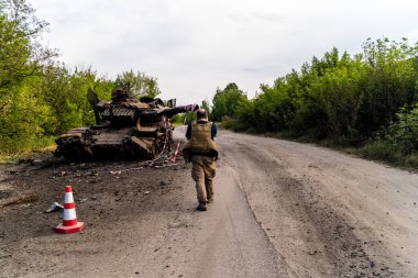 Kharkiv, Ukrayna 'nın ön cephesinde, 2 Haziran 2024' te Nicolas Cleuet adlı bu fevkalade Fransız gazeteci, Kharkiv 'in kuzeyindeki Rus taarruz sırasında imha edilen bir Rus saldırı tankını fotoğraflıyor.