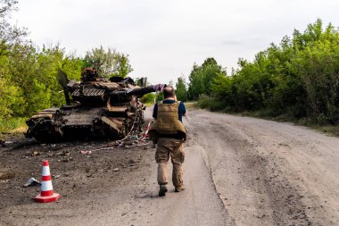 Kharkiv, Ukrayna 'nın ön cephesinde, 2 Haziran 2024' te Nicolas Cleuet adlı bu fevkalade Fransız gazeteci, Kharkiv 'in kuzeyindeki Rus taarruz sırasında imha edilen bir Rus saldırı tankını fotoğraflıyor.