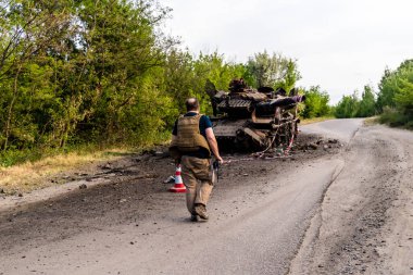 Kharkiv, Ukrayna 'nın ön cephesinde, 2 Haziran 2024' te Nicolas Cleuet adlı bu fevkalade Fransız gazeteci, Kharkiv 'in kuzeyindeki Rus taarruz sırasında imha edilen bir Rus saldırı tankını fotoğraflıyor.