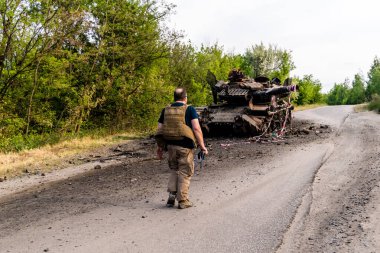 Kharkiv, Ukrayna 'nın ön cephesinde, 2 Haziran 2024' te Nicolas Cleuet adlı bu fevkalade Fransız gazeteci, Kharkiv 'in kuzeyindeki Rus taarruz sırasında imha edilen bir Rus saldırı tankını fotoğraflıyor.