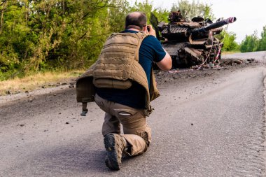Kharkiv, Ukrayna 'nın ön cephesinde, 2 Haziran 2024' te Nicolas Cleuet adlı bu fevkalade Fransız gazeteci, Kharkiv 'in kuzeyindeki Rus taarruz sırasında imha edilen bir Rus saldırı tankını fotoğraflıyor.