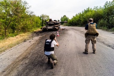 Kharkiv, Ukrayna Cephesi, 2 Haziran 2024 Joseph Roche ve Nicolas Cleuet, Kharkiv 'in kuzeyindeki Rus taarruzu sırasında imha edilen bir Rus saldırı tankını fotoğraflıyorlar.