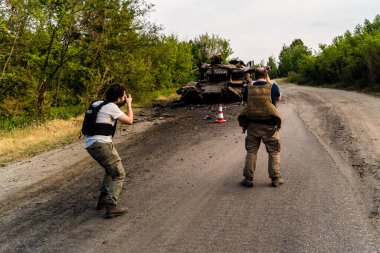 Kharkiv, Ukrayna Cephesi, 2 Haziran 2024 Joseph Roche ve Nicolas Cleuet, Kharkiv 'in kuzeyindeki Rus taarruzu sırasında imha edilen bir Rus saldırı tankını fotoğraflıyorlar.