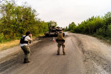 Kharkiv, Ukrayna Cephesi, 2 Haziran 2024 Joseph Roche ve Nicolas Cleuet, Kharkiv 'in kuzeyindeki Rus taarruzu sırasında imha edilen bir Rus saldırı tankını fotoğraflıyorlar.