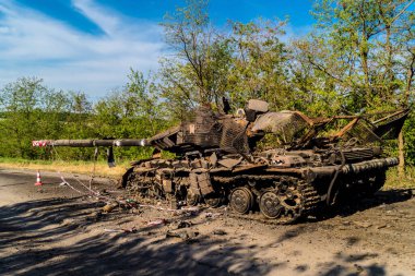 Kharkiv, Ukrayna Cephesi, 2 Haziran 2024 Rus tankları, Kharkiv 'in kuzeyindeki Rus taarruzu sırasında Ukrayna silahlı kuvvetleri tarafından imha edildi..