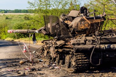 Kharkiv, Ukrayna Cephesi, 2 Haziran 2024 Rus tankları, Kharkiv 'in kuzeyindeki Rus taarruzu sırasında Ukrayna silahlı kuvvetleri tarafından imha edildi..