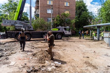 Kharkiv, Ukrayna, 01 Haziran 2024, Nicolas Cleuet, Ukrayna 'daki savaşı haber yapan bu fevkalade Fransız gazeteci, fotoğrafçı ve muhabir, Kharkiv' de yıkılan bir binanın görüntülerini çekiyor.