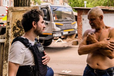 Kharkiv, Ukrayna, 01 Haziran 2024 'te Rusya' nın Ukrayna 'daki işgal savaşını haber yapan Kyiv merkezli bu olağanüstü Fransız-Belçikalı gazeteci Joseph Roche, Kharkiv' de bulunan yıkılan bir binanın sonrasını bildiriyor..