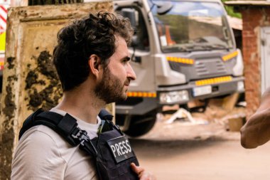 Kharkiv, Ukrayna, 01 Haziran 2024 'te Rusya' nın Ukrayna 'daki işgal savaşını haber yapan Kyiv merkezli bu olağanüstü Fransız-Belçikalı gazeteci Joseph Roche, Kharkiv' de bulunan yıkılan bir binanın sonrasını bildiriyor..