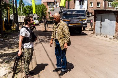 Kharkiv, Ukrayna, 01 Haziran 2024 'te Rusya' nın Ukrayna 'daki işgal savaşını haber yapan Kyiv merkezli bu olağanüstü Fransız-Belçikalı gazeteci Joseph Roche, Kharkiv' de bulunan yıkılan bir binanın sonrasını bildiriyor..