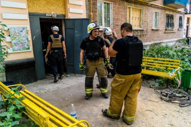 Kharkiv, Ukrayna, 01 Haziran 2024 İtfaiyeciler ve Acil Servis Kharkiv 'deki yıkılmış bir binaya müdahale etti. Rus ordusu sivil hedefleri bombaladı.