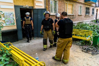 Kharkiv, Ukrayna, 01 Haziran 2024 İtfaiyeciler ve Acil Servis Kharkiv 'deki yıkılmış bir binaya müdahale etti. Rus ordusu sivil hedefleri bombaladı.
