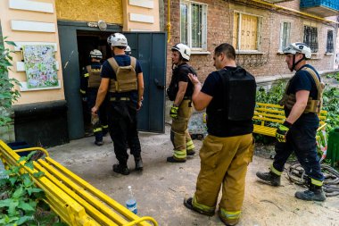 Kharkiv, Ukrayna, 01 Haziran 2024 İtfaiyeciler ve Acil Servis Kharkiv 'deki yıkılmış bir binaya müdahale etti. Rus ordusu sivil hedefleri bombaladı.