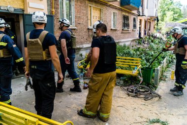 Kharkiv, Ukrayna, 01 Haziran 2024 İtfaiyeciler ve Acil Servis Kharkiv 'deki yıkılmış bir binaya müdahale etti. Rus ordusu sivil hedefleri bombaladı.
