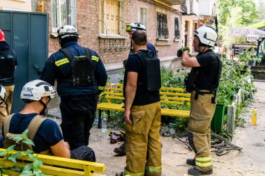 Kharkiv, Ukrayna, 01 Haziran 2024 İtfaiyeciler ve Acil Servis Kharkiv 'deki yıkılmış bir binaya müdahale etti. Rus ordusu sivil hedefleri bombaladı.