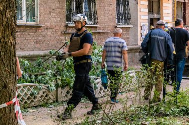 Kharkiv, Ukrayna, 01 Haziran 2024 İtfaiyeciler ve Acil Servis Kharkiv 'deki yıkılmış bir binaya müdahale etti. Rus ordusu sivil hedefleri bombaladı.