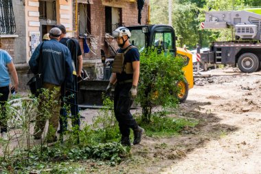 Kharkiv, Ukrayna, 01 Haziran 2024 İtfaiyeciler ve Acil Servis Kharkiv 'deki yıkılmış bir binaya müdahale etti. Rus ordusu sivil hedefleri bombaladı.