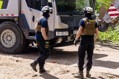 Kharkiv, Ukrayna, 01 Haziran 2024 İtfaiyeciler ve Acil Servis Kharkiv 'deki yıkılmış bir binaya müdahale etti. Rus ordusu sivil hedefleri bombaladı.