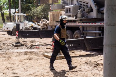 Kharkiv, Ukrayna, 01 Haziran 2024 İtfaiyeciler ve Acil Servis Kharkiv 'deki yıkılmış bir binaya müdahale etti. Rus ordusu sivil hedefleri bombaladı.