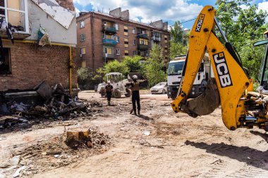 Kharkiv, Ukrayna, 01 Haziran 2024 İtfaiyeciler ve Acil Servis Kharkiv 'deki yıkılmış bir binaya müdahale etti. Rus ordusu sivil hedefleri bombaladı.