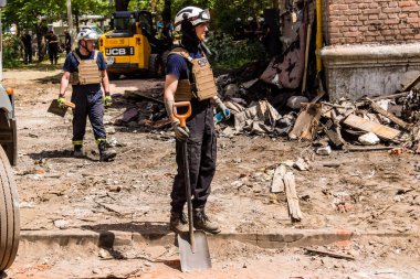 Kharkiv, Ukrayna, 01 Haziran 2024 İtfaiyeciler ve Acil Servis Kharkiv 'deki yıkılmış bir binaya müdahale etti. Rus ordusu sivil hedefleri bombaladı.