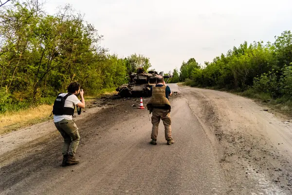 Kharkiv, Ukrayna Cephesi, 2 Haziran 2024 Joseph Roche ve Nicolas Cleuet, Kharkiv 'in kuzeyindeki Rus taarruzu sırasında imha edilen bir Rus saldırı tankını fotoğraflıyorlar.
