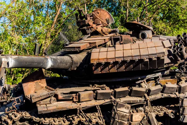 Kharkiv, Ukrayna Cephesi, 2 Haziran 2024 Rus tankları, Kharkiv 'in kuzeyindeki Rus taarruzu sırasında Ukrayna silahlı kuvvetleri tarafından imha edildi..