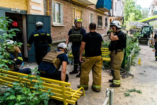 Kharkiv, Ukrayna, 01 Haziran 2024 İtfaiyeciler ve Acil Servis Kharkiv 'deki yıkılmış bir binaya müdahale etti. Rus ordusu sivil hedefleri bombaladı.