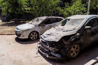 Kharkiv, Ukrayna, 2 Haziran 2024 Kharkiv şehir merkezindeki hasarlı araçlar saldırı mahallinde, şehir her gün Rus füzelerinin ve sirenlerinin sesi duyuluyor.